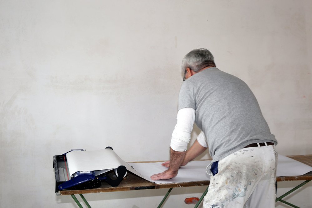 Renovlies aanbrengen in Tilburg. Ontdek de materialen en beste techniek om te behangen met renovlies behang.